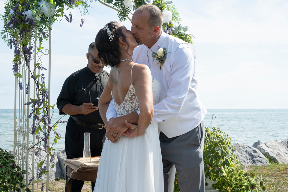 Tawas-the kiss, bride and groom